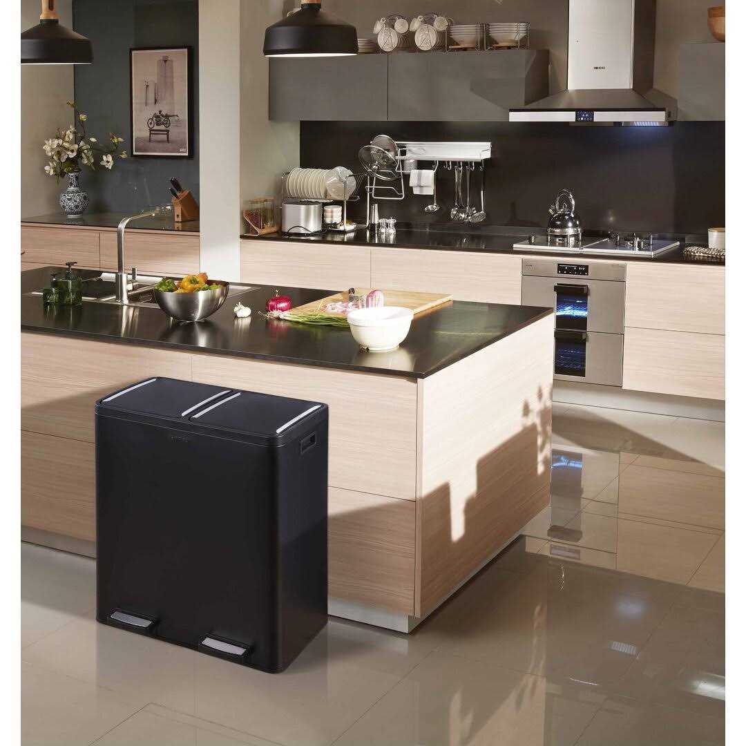 The Step N' Sort 18.5 Gallon Extra Large Capacity, Soft-Step, Dual Trash and Recycling Bin with Removable Inner Bins - Image 3